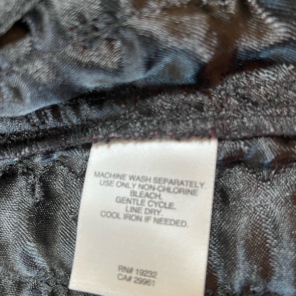 Alfred Dunner Quilted Red and Black Patterned Blazer, size 14 - Picture 11 of 11